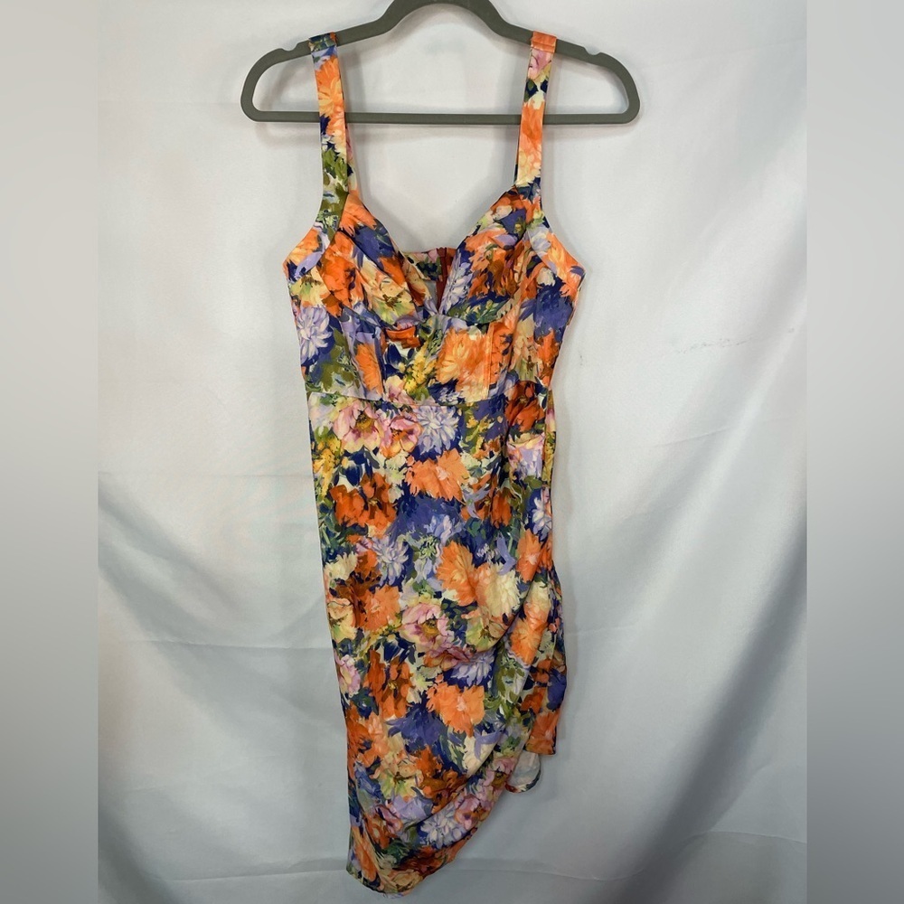 Vibrant floral dress with a ruched side and zipper closure. By Cider, size Md